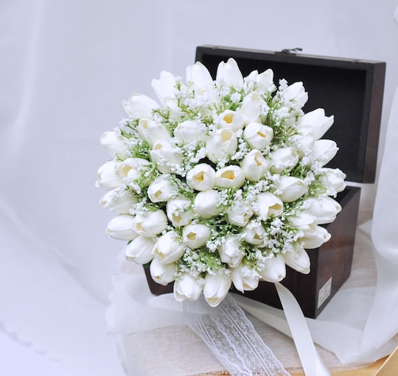 Eleganter weißer Real Touch Tulip Brautstrauß Schleierkraut, cremefarbener Tulpen-Brautjungferstrauß, Geschenk für sie, Wildblumenblumenarrangements