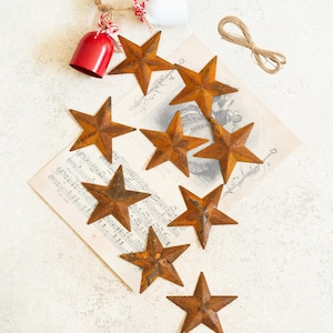 20 estrellas de metal oxidado con agujeros (5,9 cm) — Incluye hilo de yute. Manualidades rústicas para árbol de Navidad, adornos, decoración rústica y manualidades navideñas.