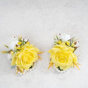 結婚式用の黄色いシルクのバラのコサージュ/手首のパールのブレスレット/フラワーガールのコサージュ/プロムのバラ/花嫁介添人のコサージュ/新郎のブートニア/お母さんへの贈り物