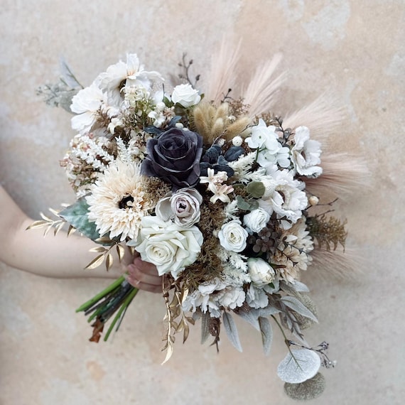 Elegante ramo de novia de flores silvestres secas con toques retro