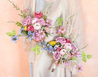 Klein bruidsboeket met stoffige mauve rozen en wilde bloemen, boeket met zijden roze pioenrozen voor het bloemenmeisje, cadeau voor een bruiloft in een strandtuin, woondecoratie