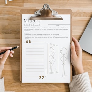 Pu&ograve; includere: Un foglio di lavoro stampabile con il titolo "Esercizio dello specchio" e istruzioni su come praticare l'autocompassione. Il foglio di lavoro include un disegno di una persona che si guarda allo specchio.