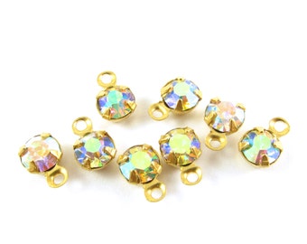 Puede incluir: Ocho abalorios de metal dorado con brillantes de cristal iridiscentes transparentes. Cada abalorio tiene un pequeño bucle para sujetarlo a joyas u otras manualidades.
