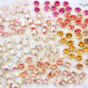 Puede incluir: Surtido de peque&ntilde;as cuentas redondas de cristal con anillas de salto doradas. Las cuentas son en tonos de rosa, blanco y dorado. Waytobead est&aacute; impreso en la esquina superior derecha de la imagen.