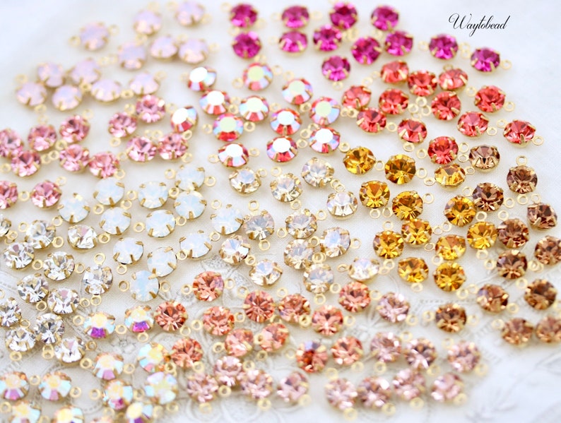 Puede incluir: Surtido de peque&ntilde;as cuentas redondas de cristal con anillas de salto doradas. Las cuentas son en tonos de rosa, blanco y dorado. Waytobead est&aacute; impreso en la esquina superior derecha de la imagen.