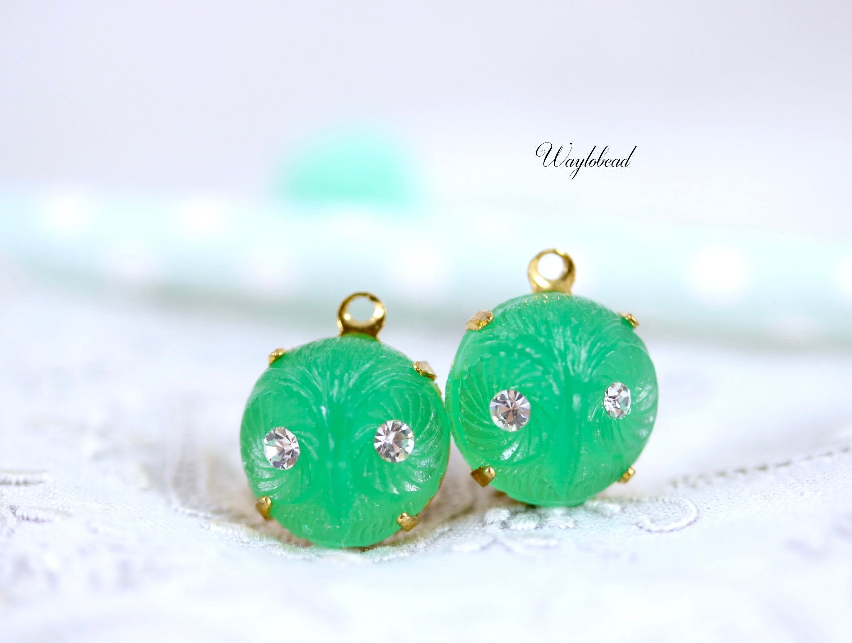 Jade Emerald Green Owl Head Charm Czechoslovakia Vintage Round Pendant Set Stones 12mm Brass Setting