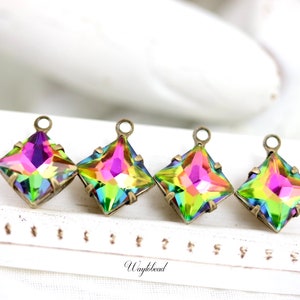 Puede incluir: Cuatro abalorios cuadrados iridiscentes con un acabado bronce. Cada abalorio tiene un bucle en la parte superior para sujetarlo a joyas u otras manualidades.