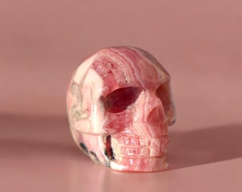ロードクロサイト宝石の頭蓋骨：彫刻されたクリスタルの置物（54g 