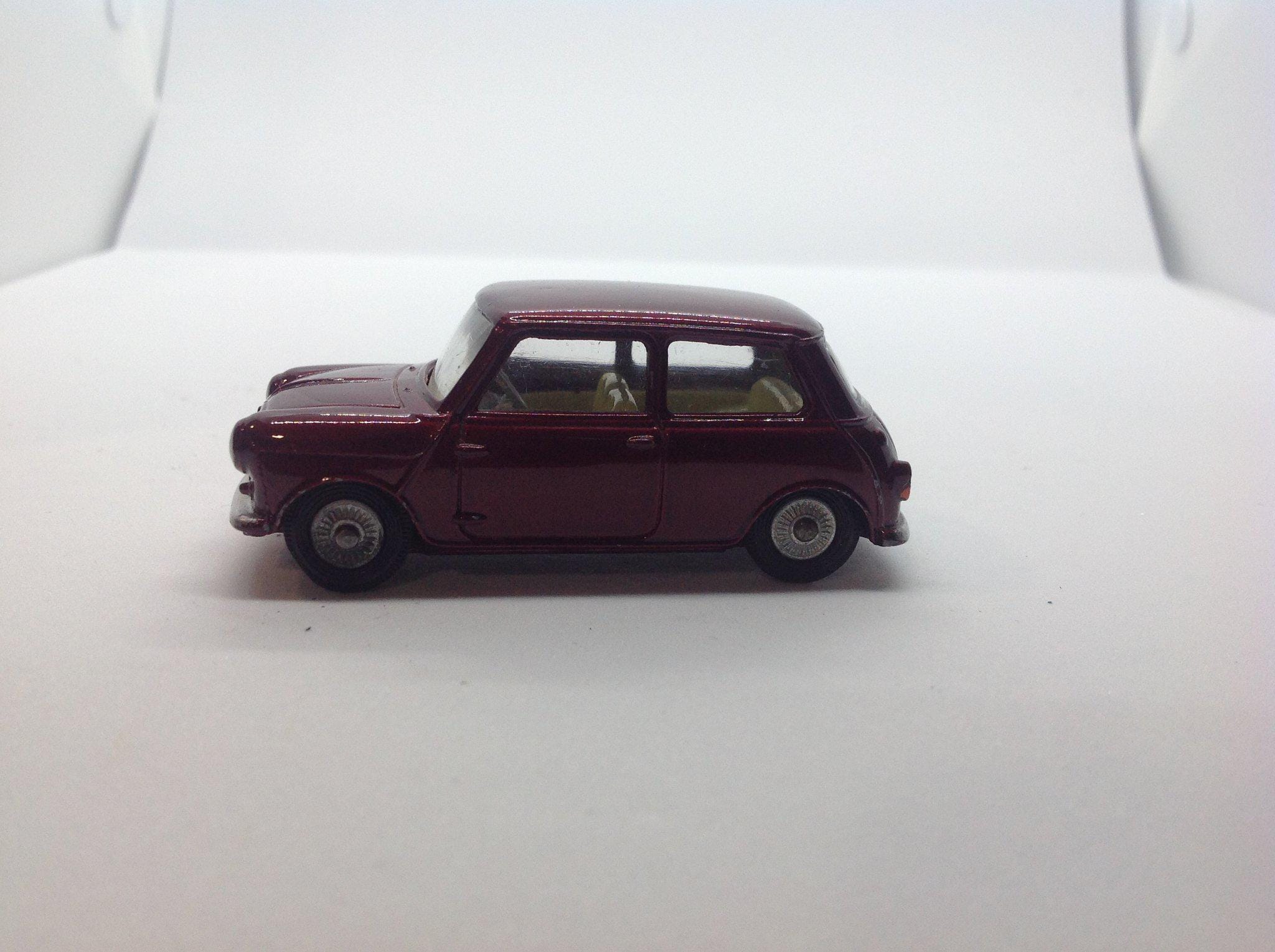 コーギー　Corgi Toys Morris Mini-Minor CORGI #226 MORRIS MINI MINOR, LIGHT BLUE W/ RED INTERIOR