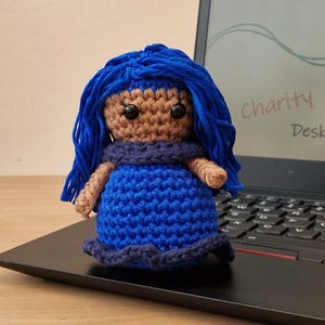 Haakpatroon ME Charity - Amigurumi ME/CFS Awareness Desk-decorpop - winst gedoneerd