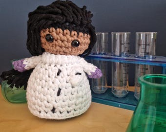 Minipoppetje Scientist Doctor: haakpatroon laboratoriumjas amigurumi