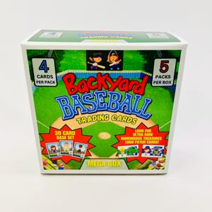 Peut inclure: Une boîte verte, blanche et rouge avec les mots "Backyard Baseball Trading Cards" sur le devant. La boîte contient 5 paquets de cartes à collectionner, avec 4 cartes par paquet. La boîte présente également un set de base de 30 cartes et un graphique de terrain de baseball.