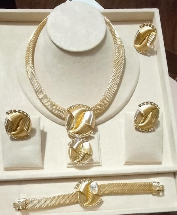 24K Glamorous 4pcs Luxury jewellery Set Designed with precision , crafted with the highest quality to add a sparkle to your special day