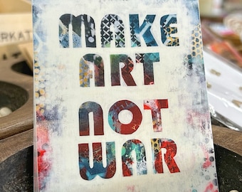 Może przedstawiać: Biała karta z kolorowym, fakturowanym tłem i tekstem "Make Art Not War" w pogrubionych, kolorowych literach.