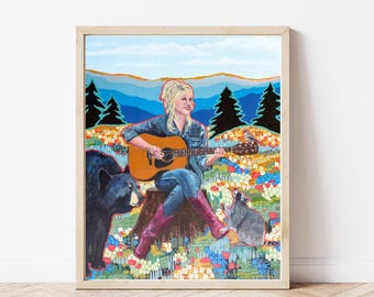 Puede incluir: Una lámina enmarcada que representa a una persona rubia con ropa vaquera y botas rosas sentada en un tocón de árbol, tocando una guitarra acústica. Un oso negro a la izquierda, un mapache a la derecha y un pájaro sobre el mástil de la guitarra.