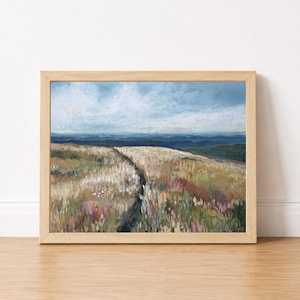 Peut inclure: Peinture de paysage encadrée représentant un chemin sinueux à travers un champ d'herbes hautes et de fleurs sauvages. L'œuvre utilise des bleus, des verts et des tons terreux, avec un ciel nuageux au-dessus.