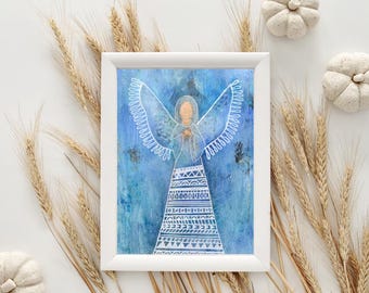Op de afbeelding: Een wit frame met een blauw en wit aquarel schilderij van een engel met vleugels. De engel draagt een gepatroneerd jurkje en heeft een halo.