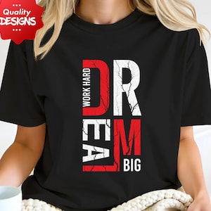 Jobba hårt, dröm stort, t-shirtdesign PNG, inspirerande motiverande citat, djärvt typografisk sublimeringstryck, utskrivbar skjorta med Hustle Mindset