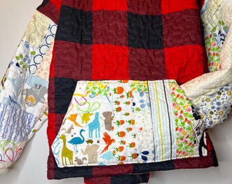 Sudadera con capucha de gran tamaño: confeccionada con una manta acolchada de cuadros de búfalo reutilizada y una colcha nueva.