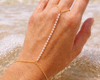 Dainty Gold Pearl Hand Chain for Wedding Boho Bridal Hand Jewelry Minimalist Finger Bracelet for Summer Hand Harness Beaded Bracelet for gf