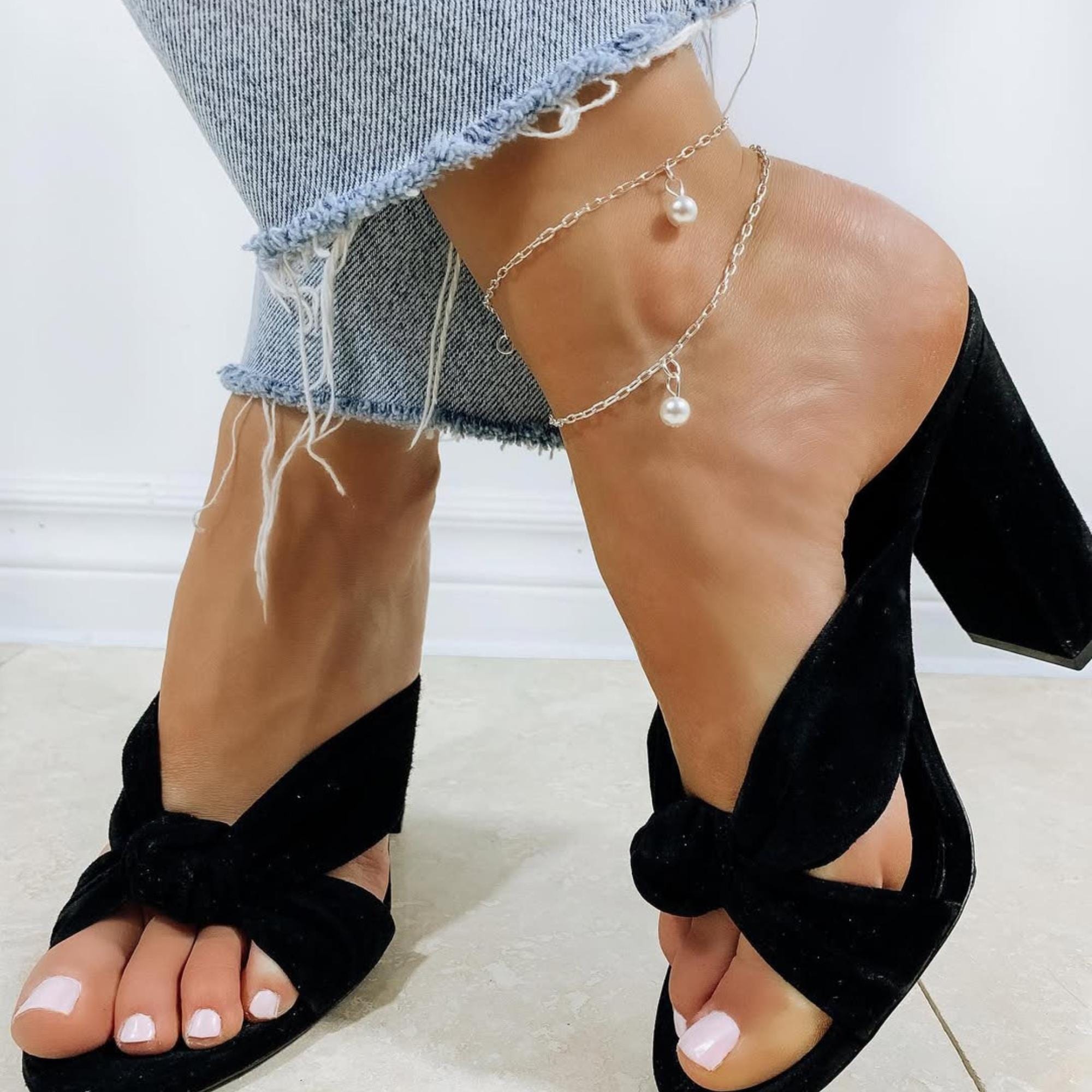 Delicate gold stainless steel beach anklet with pearl accents, elegant ankle bracelet for everyday wear