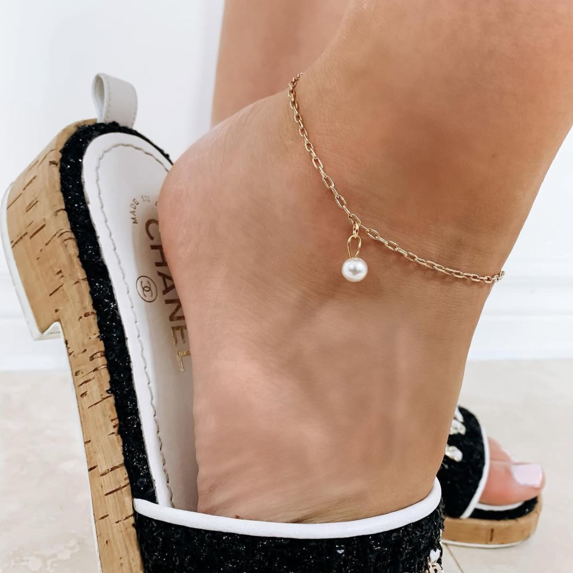Delicate gold stainless steel beach anklet with pearl accents, elegant ankle bracelet for everyday wear