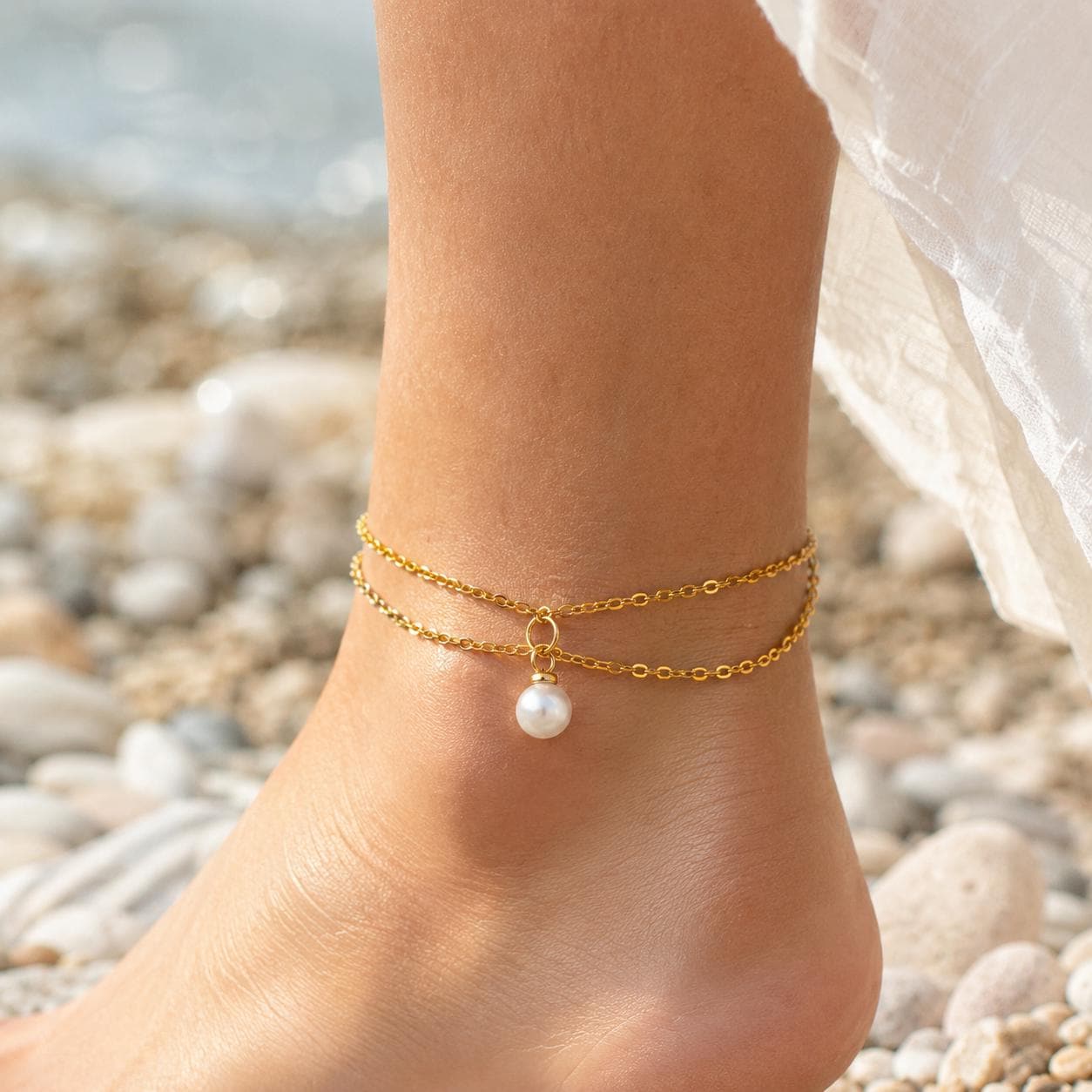 Gold stainless steel pearl pendant anklet for beach weddings and bridal ankle jewelry details
