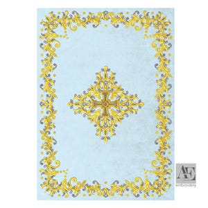 Puede incluir: Un diseño rectangular azul claro con un borde dorado y gris ornamentado y un motivo de cruz central. El diseño incluye elementos florales y de desplazamiento. La esquina inferior derecha tiene el texto "bordado" y las iniciales "AE".