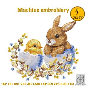 Może przedstawiać: Wzór do haftu maszynowego przedstawiający brązowego króliczka i żółte kurczątko wyłaniające się z niebieskich i białych pękniętych skorup jaj. Wzór otoczony jest żółtymi i niebieskimi gałązkami wierzby. Tekst "Machine embroidery 4 sizes" znajduje się w prawym górnym rogu.
