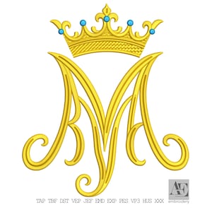 Puede incluir: Un monograma dorado con las letras "M" y "A" entrelazadas, coronado con una corona adornada con detalles azules. El diseño es un patrón de bordado, con el texto "TAP TBF DST VEP JEF EMD EXP PES VP3 HUS XXX embroidery" en la parte inferior.