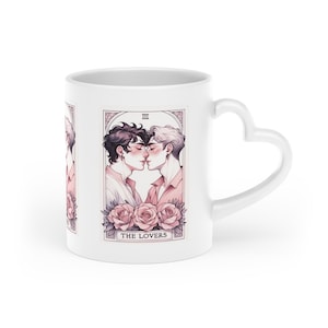 Caneca LGBTQIA+ em formato de coração, Arte de carta de tarô dos amantes, Beijo de casal gay, Alça exclusiva, Xícara de café, Caneca de chá, Presente para o orgulho, Dia dos namorados,