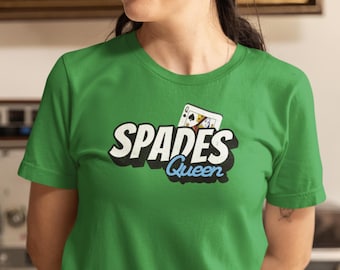 Camiseta Rainha de Espadas: Camiseta feminina macia, presente perfeito para fãs de jogos de cartas.