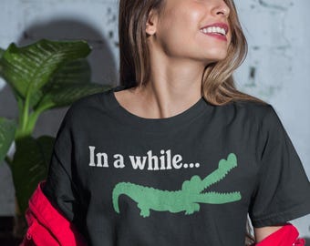 Camiseta de cocodrilo "In a While": divertida camiseta con gráfico de caimán