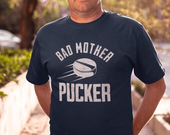 Camiseta Bad Mother Pucker Hockey: Camiseta engraçada para pais/mães fãs de hóquei