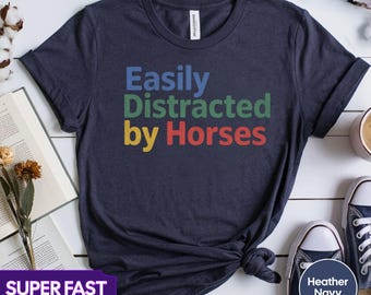 Lätt distraherad av hästar T-shirt: Ridsportgåva