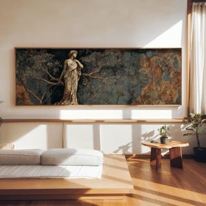 Peut inclure: Une œuvre d'art encadrée représentant une sculpture classique d'une femme près d'un arbre. L'œuvre a un fond bleu canard et marron avec un cadre en bois. La sculpture est beige et les branches sont marron clair.
