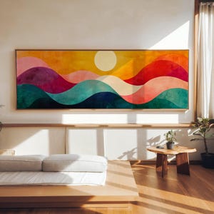 Peut inclure: Une grande œuvre d'art rectangulaire représentant un paysage abstrait. Le design présente des formes ondulées superposées dans des couleurs vives : jaune, orange, rose, violet, sarcelle et bleu marine. Une grande forme circulaire représente le soleil.