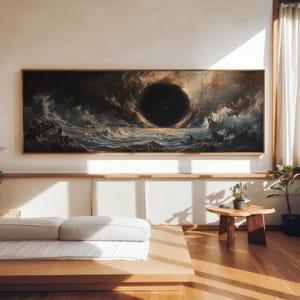 Peut inclure: Une grande œuvre d'art rectangulaire encadrée représente une scène sombre et dramatique. Un vide noir et circulaire domine le centre, entouré de nuages tourbillonnants et de vagues turbulentes. La palette de couleurs est dominée par le bleu foncé, le marron et le blanc.