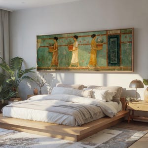 Puede incluir: Dormitorio con una cama baja de madera y ropa de cama de tonos neutros. Sobre la cama, una obra de arte enmarcada que representa a tres figuras que llevan macetas sobre un fondo turquesa. Una gran planta en maceta y una mesita de noche con una lámpara también son visibles.