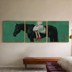 Peut inclure: Triptyque d'art mural représentant un cheval noir et une personne en robe blanche et chaussures rouges. L'œuvre est placée sur un fond vert et encadrée en or. Le thème général est une scène surréaliste et onirique.