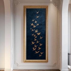 Peut inclure: Une œuvre d'art murale rectangulaire représentant un groupe d'oiseaux dorés sur un fond bleu foncé. L'œuvre est encadrée dans un cadre doré orné, ajoutant une touche d'élégance. Les oiseaux sont représentés en vol.