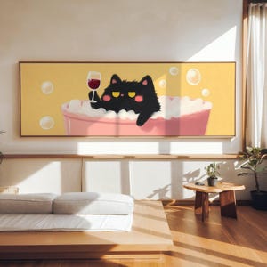 Peut inclure: Impression sur toile rectangulaire représentant un chat noir dans un bain rose, tenant un verre de vin rouge. Le fond est jaune avec des bulles. Le chat a les yeux jaunes et les joues roses. Thème : détente.