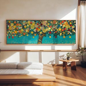 Peut inclure: Une grande peinture rectangulaire encadrée représente un arbre stylisé avec un tronc texturé doré et une canopée vibrante de fruits et de fleurs colorés. Le fond est turquoise texturé, créant un contraste saisissant. L'œuvre est exposée dans un espace de vie moderne.