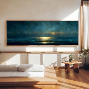 Peut inclure: Une peinture panoramique de paysage représentant une scène océanique sombre et mélancolique la nuit sous un ciel nuageux. Une lune dorée et brillante se reflète sur l'eau calme et bleu profond, créant une ligne d'horizon lumineuse au centre.