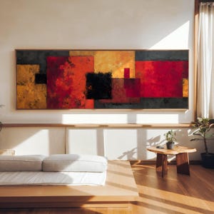 Op de afbeelding: Een groot rechthoekig wandkunstwerk met een abstracte compositie van gedurfde, getextureerde blokken in dieprood, goudgeel en zwart. Het schilderij vertoont een gelaagde, verweerde afwerking met scherpe geometrische vormen die horizontaal zijn gerangschikt.