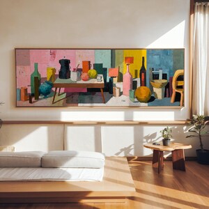 Peut inclure: Une grande peinture rectangulaire horizontale représentant une nature morte avec divers objets, dont une cafetière noire, une petite table, des bouteilles colorées et une chaise, dans un style abstrait aux formes géométriques.