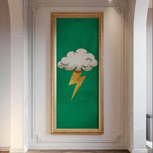 Peut inclure: Une œuvre d'art encadrée avec un fond vert, un nuage blanc et un éclair doré. L'œuvre rectangulaire est dans un cadre doré. L'image est affichée sur un mur blanc.