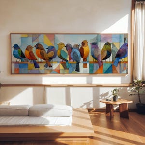 Peut inclure: Une œuvre d'art encadrée représentant une rangée d'oiseaux colorés perchés sur une branche. Les oiseaux affichent une variété de couleurs, notamment le bleu, l'orange, le jaune et le violet. L'arrière-plan est un motif géométrique de triangles et de carrés.