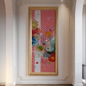 Peut inclure: Tableau abstrait dans un cadre doré. L'œuvre présente un fond rose à carreaux avec une bande verticale blanche. Des formes florales et géométriques colorées en rouge, jaune, vert et bleu sont superposées au fond.