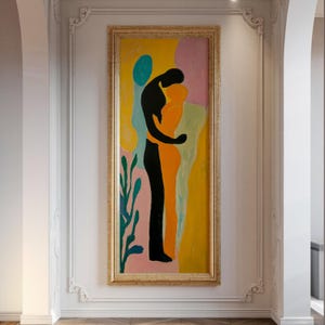 Peut inclure: Peinture abstraite dans un cadre doré. L'œuvre représente deux figures s'embrassant, l'une noire et l'autre orange, sur un fond jaune, rose et vert. Une forme turquoise et des formes végétales vertes sont également présentes.